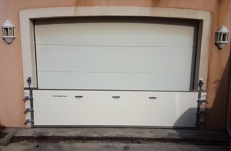 Batardeau de façade sur porte de garage