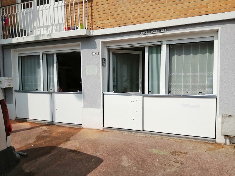 Batardeau simple adaptable à la largeur de l'ouverture